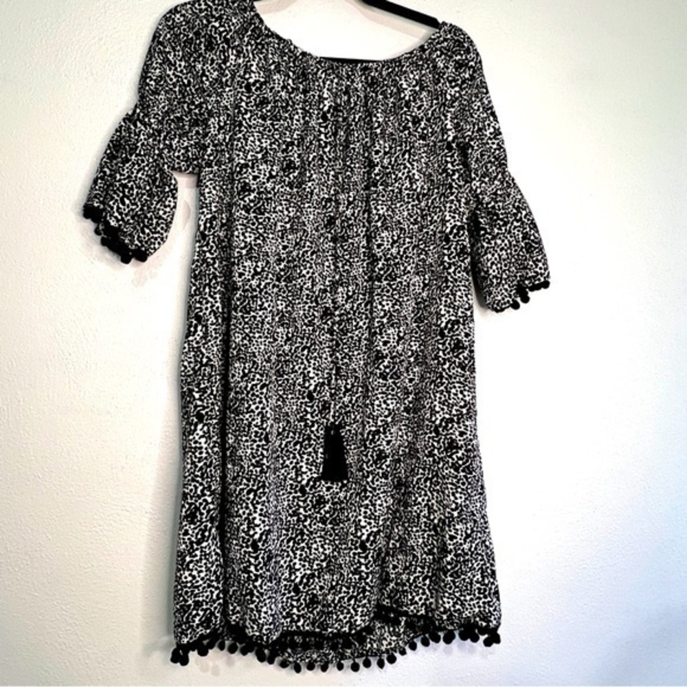 America & Beyond black & white dress/swimsuit coverup w/pompom trim. Sz M. EUC.